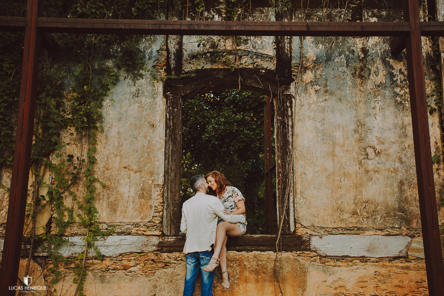 FOTOS DE NOIVA SENTADA NA JANELA ABRAÇADA COM NOIVO