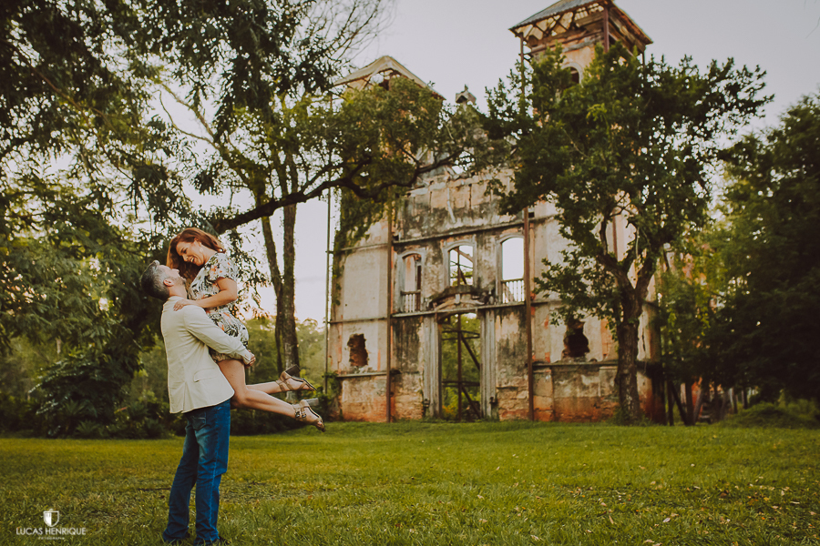 CARREGANDO A NOIVA NO COLO EM ENSAIO PRE WEDDING NA FAZENDA JAGOARA VELHA