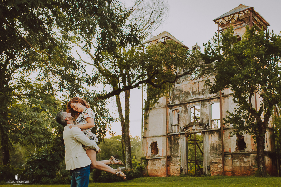 NOIVA NO COLO EM ENSAIO PRE WEDDING NA FAZENDA JAGOARA VELHA