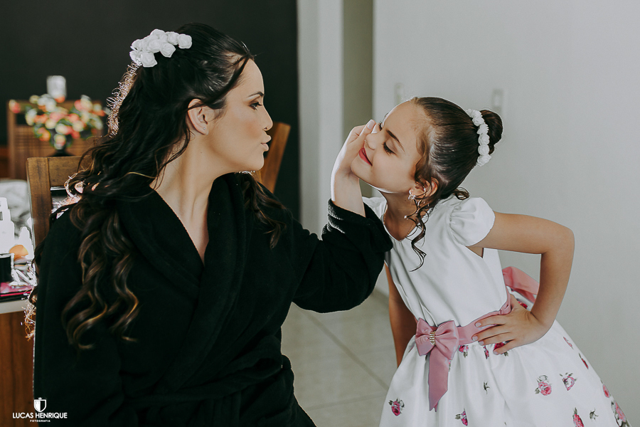 NOIVA APERTANDO A BOCHECHA DA FILHA