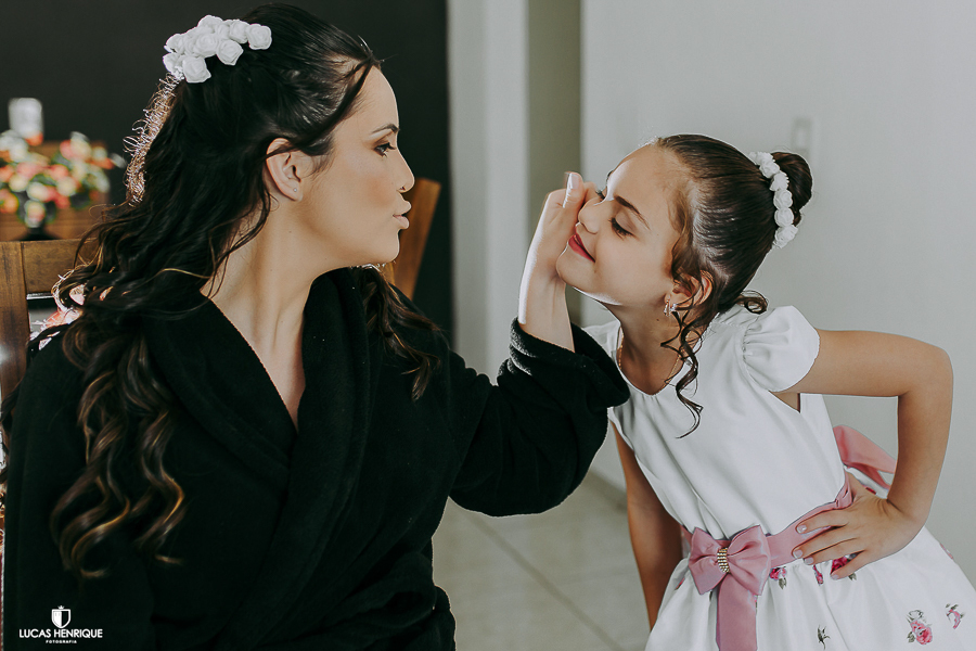 NOIVA APERTANDO A BOCHECHA DA FILHA