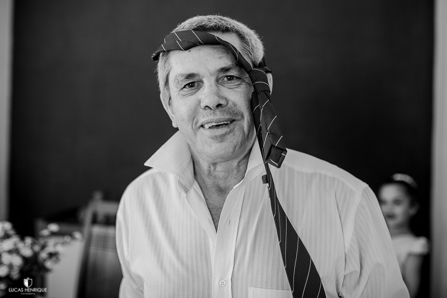 FOTOS DO PAI DA NOIVA COM GRAVATA NA CABEÇA ATRASADO PARA O CASAMENTO