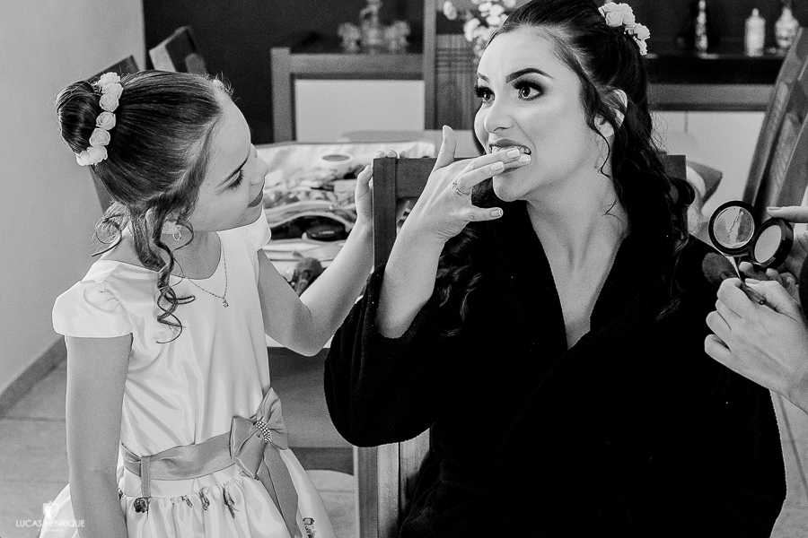 FOTOS CRIATIVAS DA NOIVA LIMPANDO OS DENTES SUJOS DE BATOM