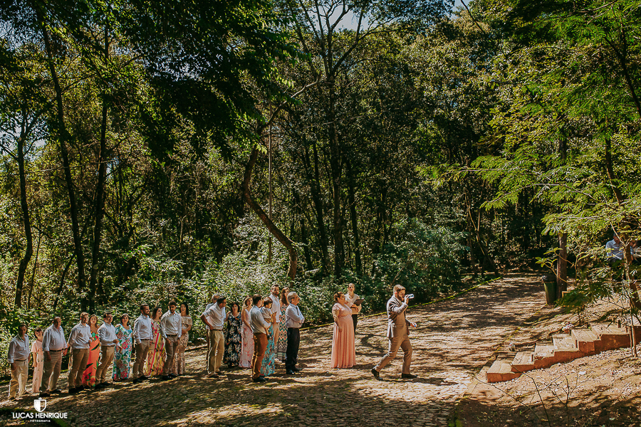 FOTO DOS PADRINHOS ANTES DE COMEÇAR O CASAMENTO NO PARQUE DAS MANGABEIRAS