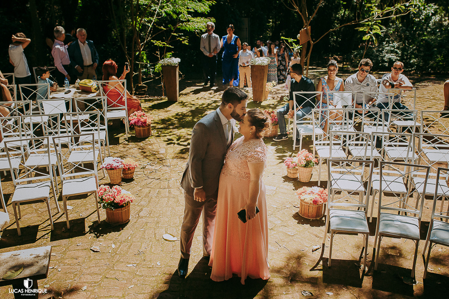 NOIVO BEIJANDO A TESTA DA SUA MÃE EM CASAMENTO DE DIA NO PARQUE MUNICIPAL DAS MANGABEIRAS