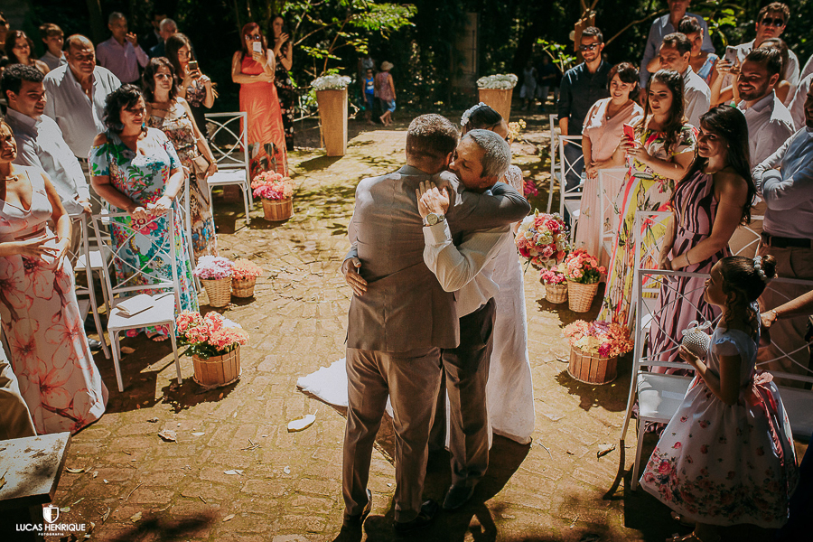 NOIVO CUMPRIMENTANDO O PAI DA NOIVA NAS ENTRADAS