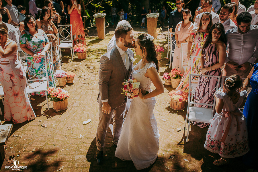 NOIVO BEIJANDO A TESTA DA NOIVA EM CASAMENTO DE DIA