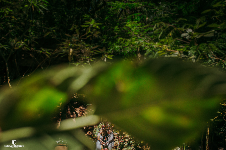 FOTO CRIATIVA DE CASAMENTO NO PARQUE MUNICIPAL DAS MANGABEIRAS