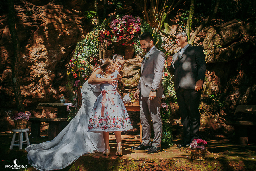 NOIVA ABRAÇANDO SUA FILHA EMOCIONADA NO CASAMENTO