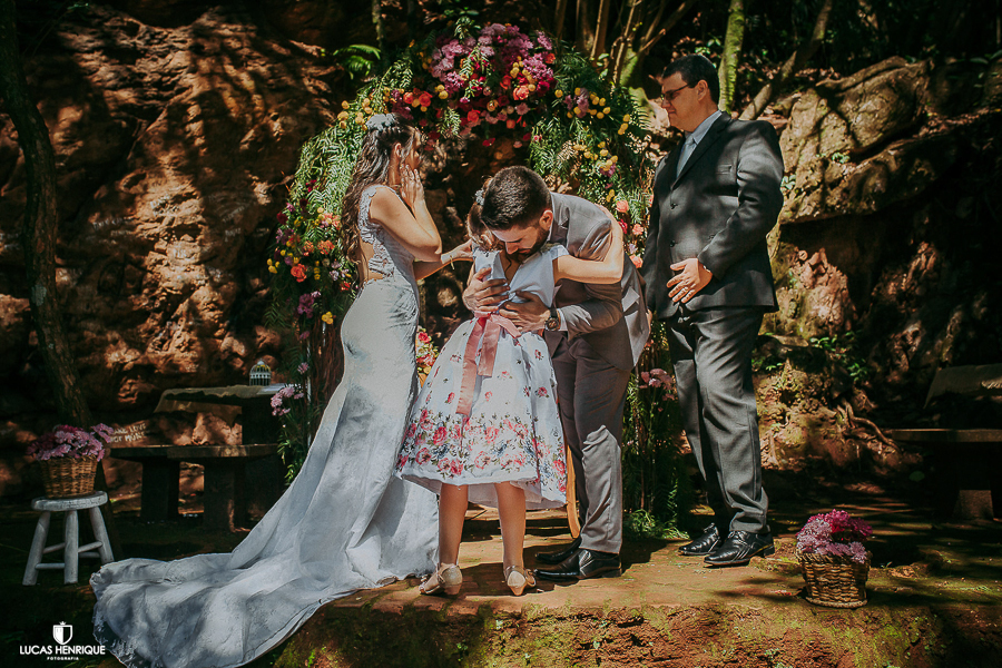 NOIVA ABRAÇANDO SUA FILHA EMOCIONADA NO CASAMENTO