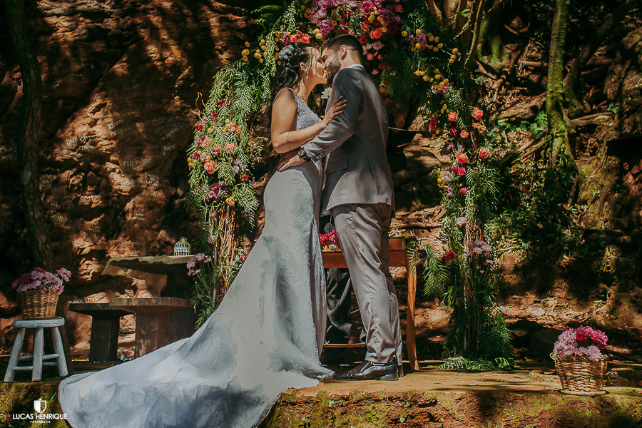 O BEIJO DOS NOIVOS NO CASAMENTO NO PARQUE DAS MANGABEIRAS
