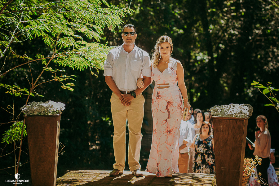 FOTO DAS ENTRADAS DE PADRINHOS EM CASAMENTO DE DIA  NO PARQUE MUNICIPAL DAS MANGABEIRAS