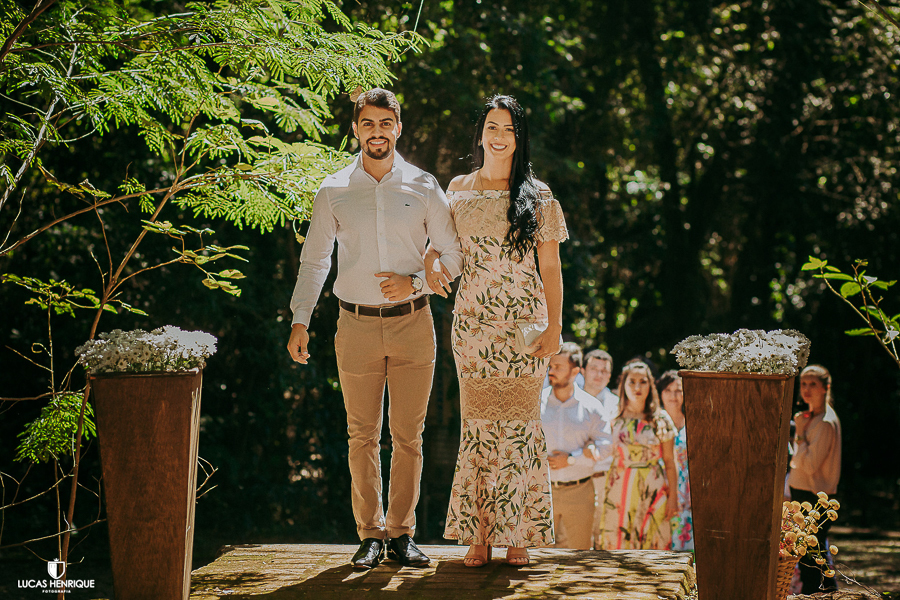 FOTO DAS ENTRADAS DE PADRINHOS EM CASAMENTO DE DIA  NO PARQUE MUNICIPAL DAS MANGABEIRAS