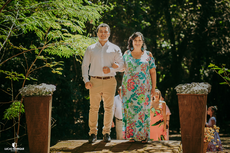 FOTO DAS ENTRADAS DE PADRINHOS EM CASAMENTO DE DIA  NO PARQUE MUNICIPAL DAS MANGABEIRAS
