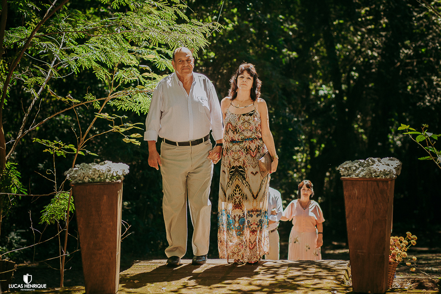 FOTO DAS ENTRADAS DE PADRINHOS EM CASAMENTO DE DIA  NO PARQUE MUNICIPAL DAS MANGABEIRAS