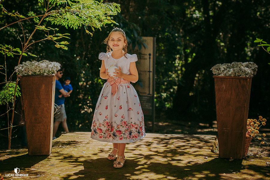 FILHA DA NOIVA ENTRANDO COM AS ALIANÇAS NO CASAMENTO