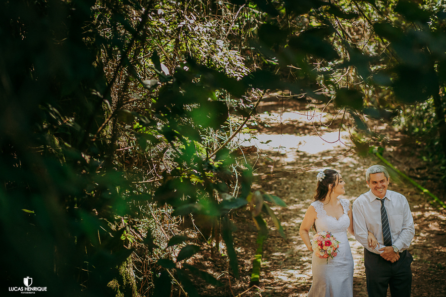 FOTOS DA NOIVA SORRINDO COM SEU PAI NA ENTRADA DO CASAMENTO