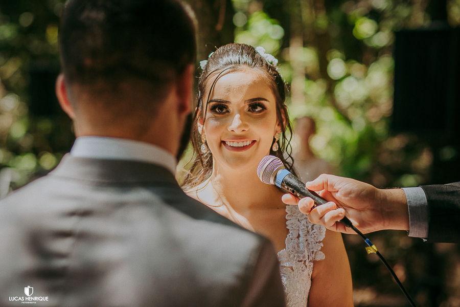 NOIVA DIZENDO SIM NO CASAMENTO