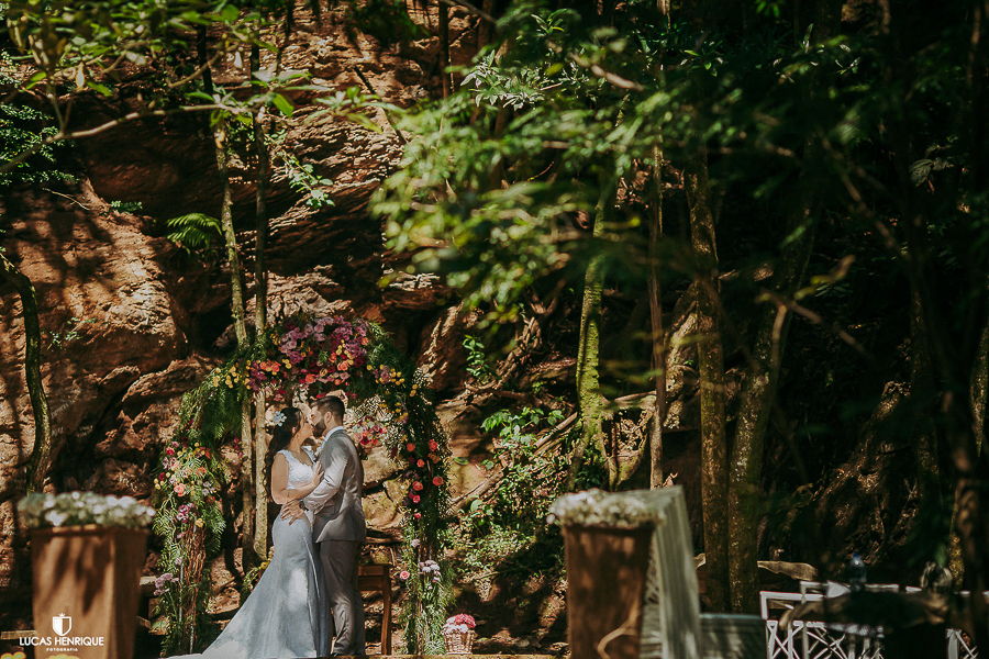 FOTO DOS NOIVO DEPOIS DA CERIMONIA DE CASAMENTO NO PARQUE DAS MANGABEIRAS