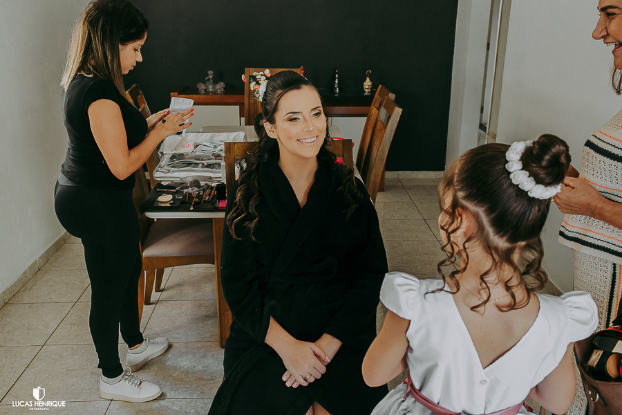 FOTOS DA NOIVA BRINCANDO COM SUA FILHA NO MAKING OF