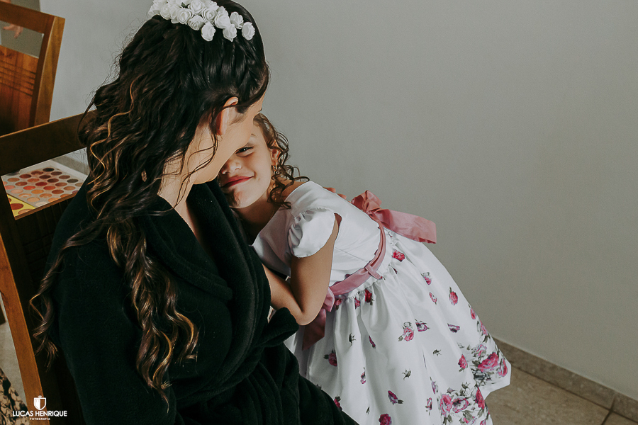 FOTOS DA FILHA ABRAÇANDO A MÃE NO MAKING OF DA NOIVA