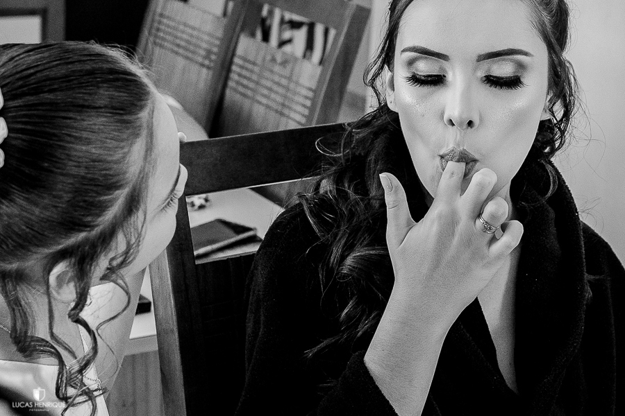 FOTOS CRIATIVAS DA NOIVA LIMPANDO OS DENTES SUJOS DE BATOM