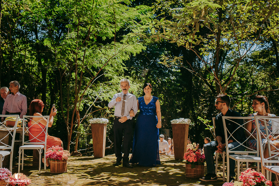 FOTO DAS ENTRADAS DE PADRINHOS EM CASAMENTO DE DIA  NO PARQUE MUNICIPAL DAS MANGABEIRAS