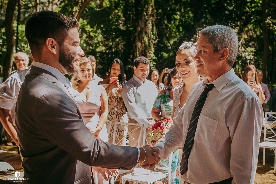 NOIVO CUMPRIMENTANDO O PAI DA NOIVA NAS ENTRADAS