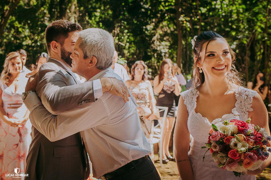 NOIVA EMOCIONADA AO VER NOIVO ABRAÇANDO SEU PAI