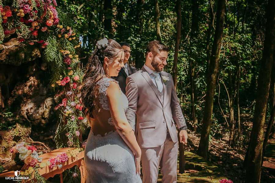 NOIVOS OLHANDO SUA FILHA ENTRAR COM AS ALIANÇAS NO CASAMENTO