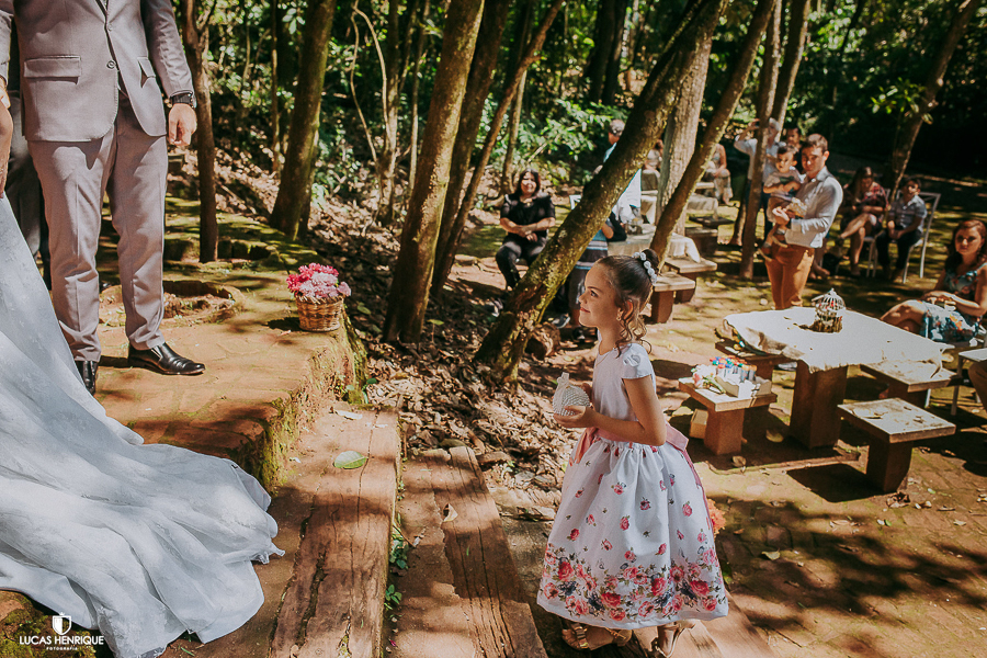 NOIVOS EMOCIONADOS RECEBENDO AS ALIANÇAS DE SUA FILHA