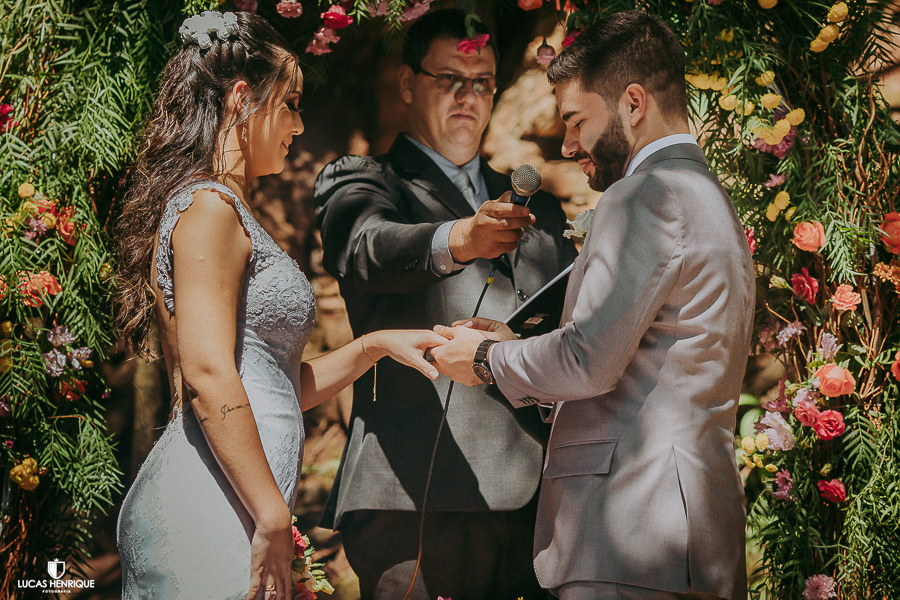 NOIVO COLOCANDO A ALIANÇA NA NOIVA EM CASAMENTO DE DIA NO PARQUE DAS MANGABEIRAS