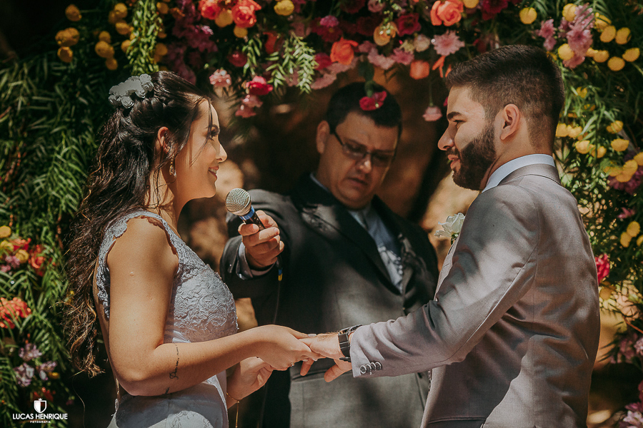 NOIVA COLOCANDO A ALIANÇA NA NOIVA EM CASAMENTO DE DIA NO PARQUE DAS MANGABEIRAS