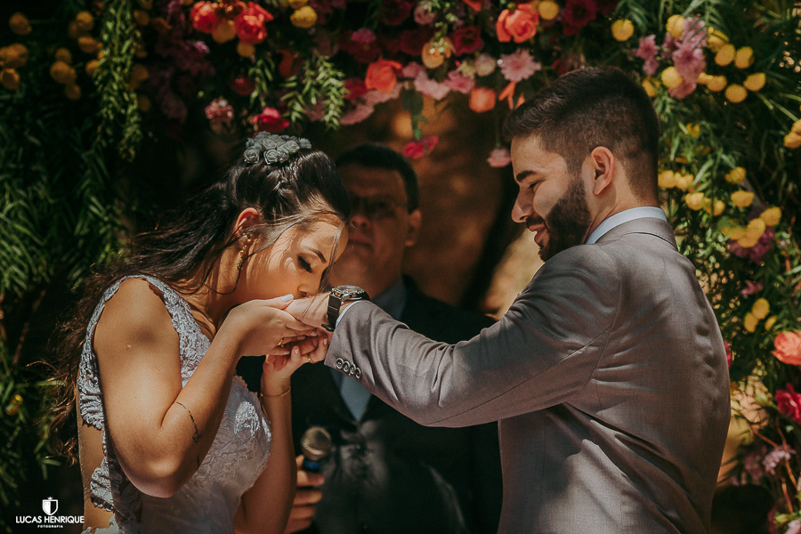 NOIVA BEIJANDO A MÃO DA  NOIVA EM CASAMENTO DE DIA NO PARQUE DAS MANGABEIRAS