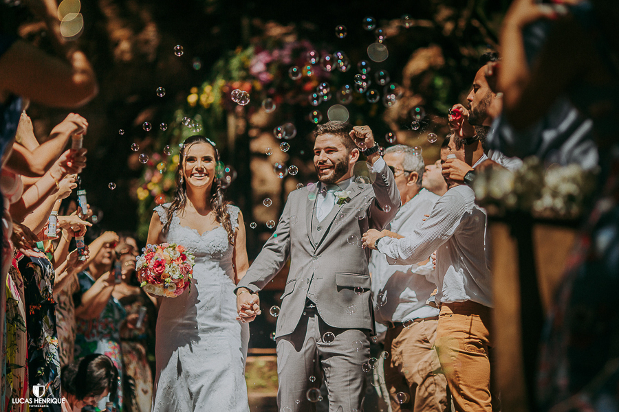 SAIDA DOS NOIVOS COM BOLINHAS DE SABÃO NO PARQUE MUNICIPAL DAS MANGABEIRAS