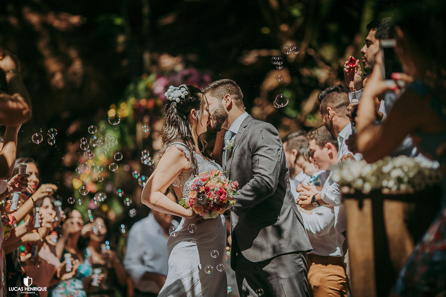 NOIVOS BEIJANDO COM BOLINHAS DE SABÃO