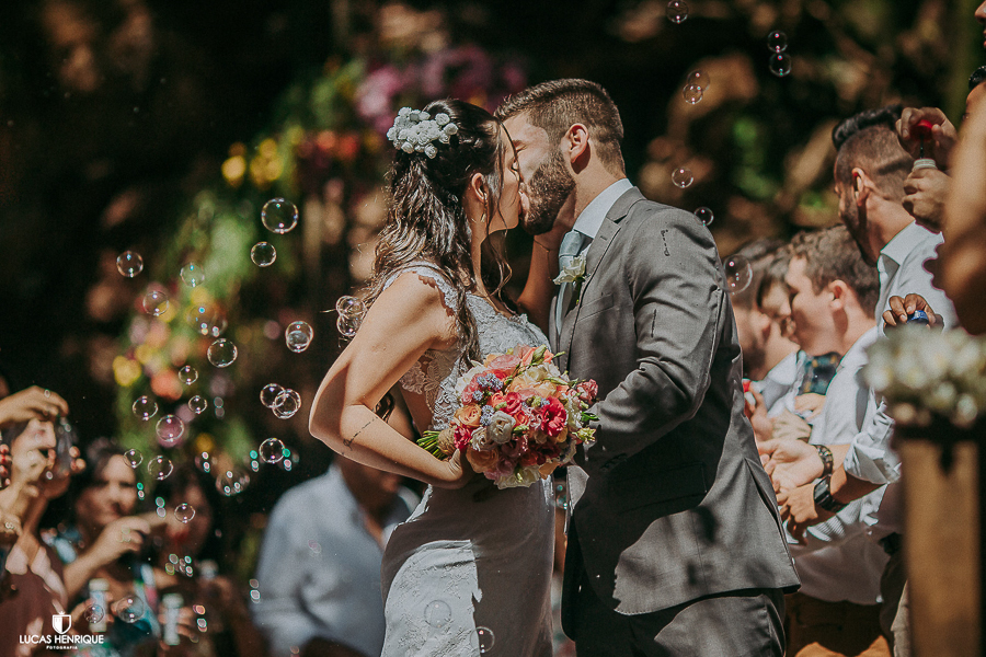 SAIDA DOS NOIVOS COM BOLINHAS DE SABÃO NO PARQUE MUNICIPAL DAS MANGABEIRAS