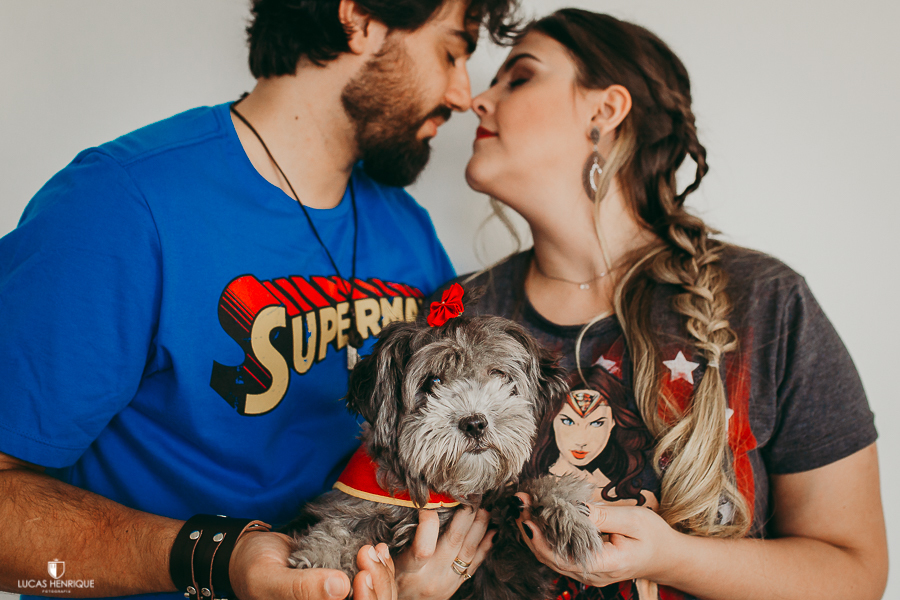 ENSAIO PRE CASAMENTO COM CACHORRINHA VESTIDADA DE MULHER MARAVILHA