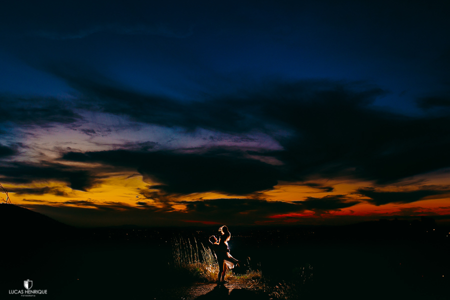 ENSAIO DE CASAL COM POR DO SOL EM BELO HORIZONTE