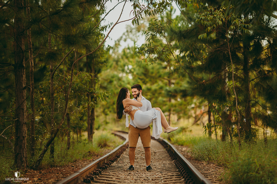 FOTOS ENSAIO PRÉ WEDDING DA NOIVA NO COLO DO NOIVO LINHA DE TREM