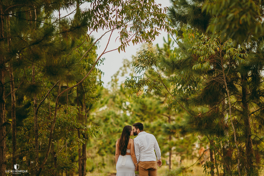 ENSAIO PRE WEDDING NOIVOS SE BEIJANDO DE COSTAS