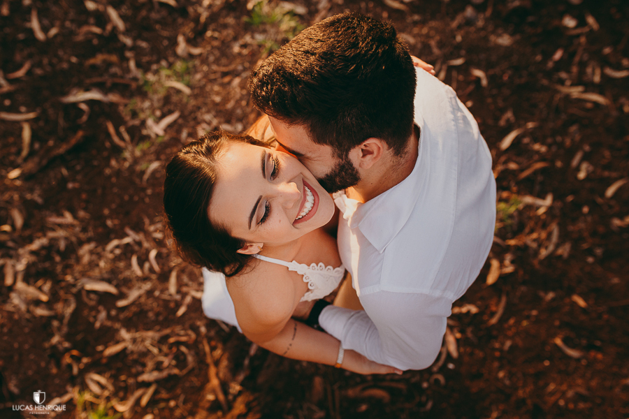 FOTOS DE CASAL ABRAÇADO EM MATO SECO