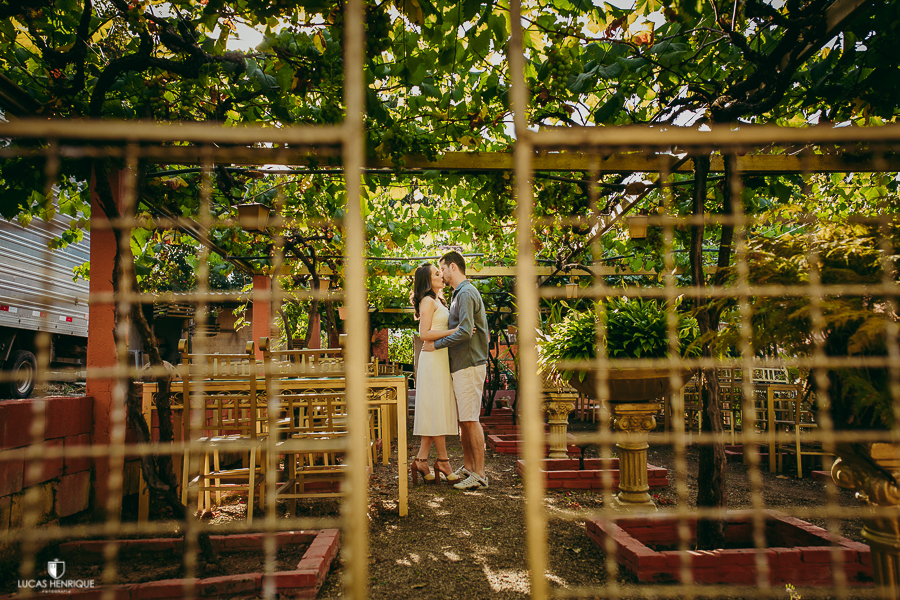 FOTOS DE ENSAIO CASAL ABRAÇADOS  NA VINÍCOLA - VILLA MARIA 