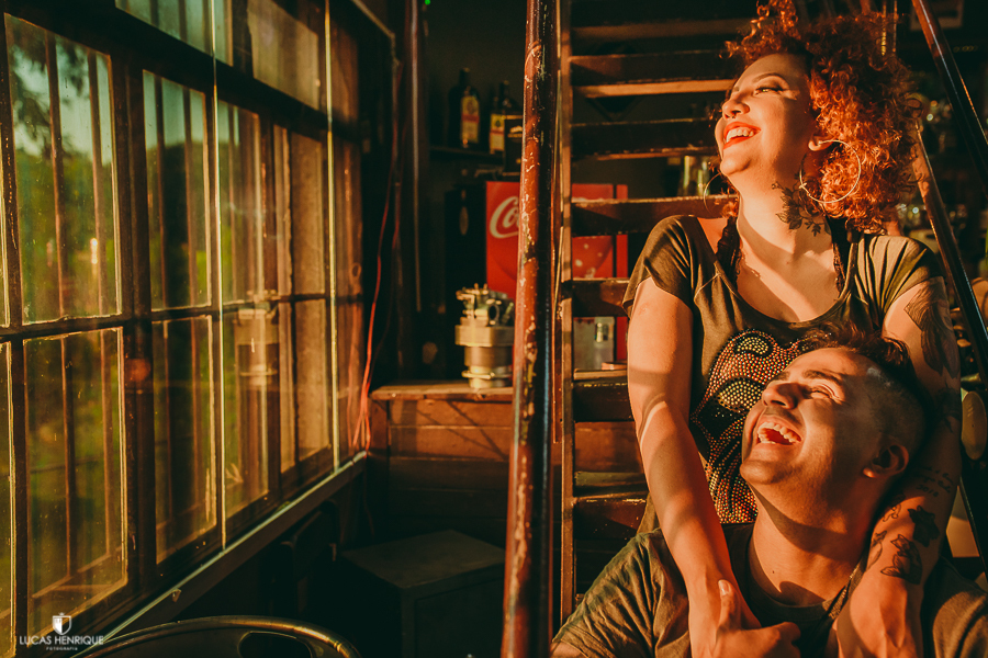 fotos pre wedding em pub bar rusctico