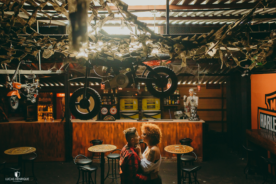 fotos pre wedding em underground pub bar