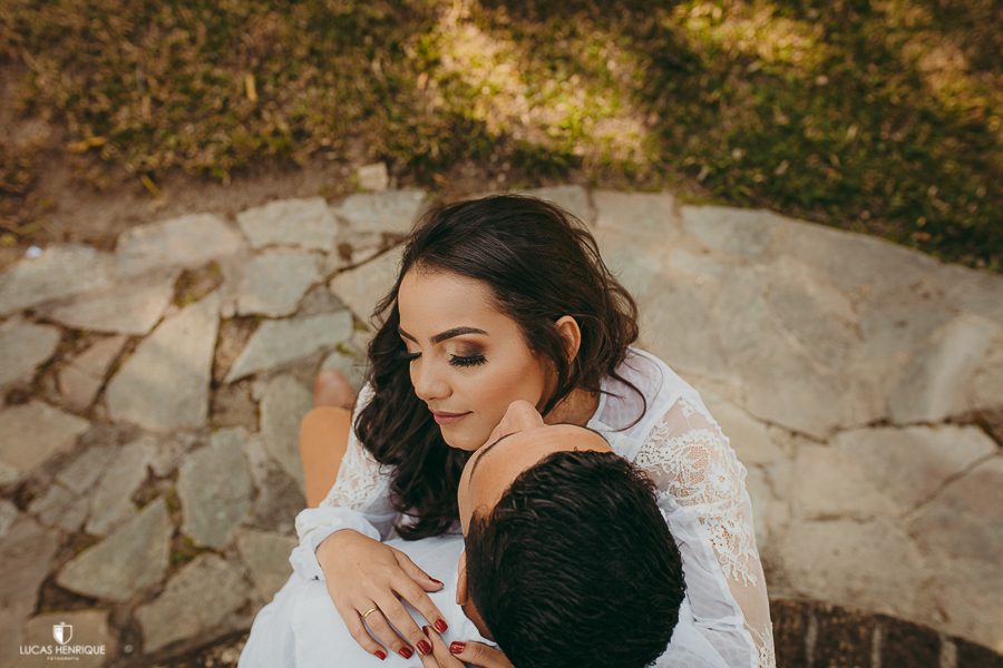 FOTO DOS NOIVOS ABRAÇADOS