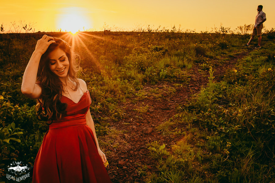FOTOS PRE WEDDING  COM POR DO SOL NO TOPO DO MUNDO