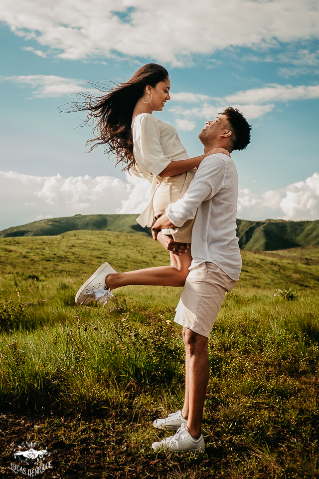 FOTOS DE ENSAIO PRE WEDDING COM CEU AZUL NO TOPO DO MUNDO