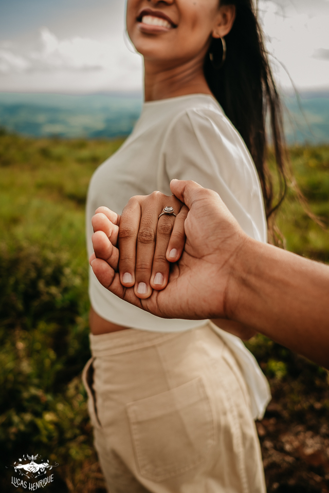 FOTOS DE ENSAIO PRE WEDDING COM CEU AZUL NO TOPO DO MUNDO