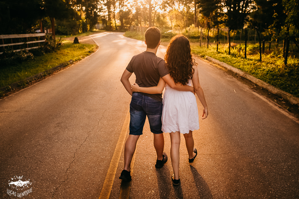 FOTOS PRE CASAMENTO NAS RUAS DE LAVRAS NOVAS COM POR DO SOL